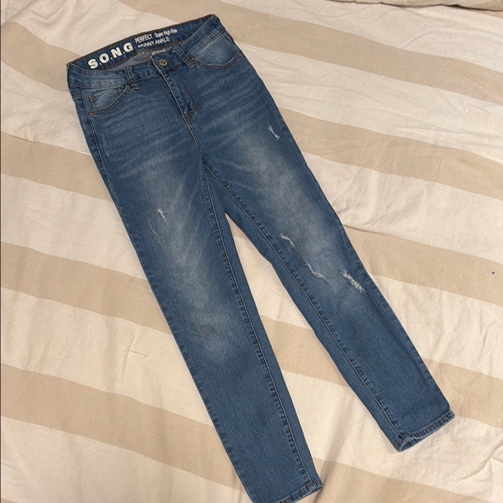 Blue Skinny Jeans with Tapered Fit and Distressed Look